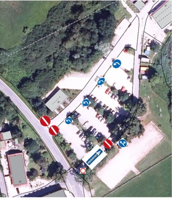 Verkehrsreglung Parkplatz Kloster Seeon mit Einbahnreglung. Erweiterung der vorhandenen Beschilderung. 