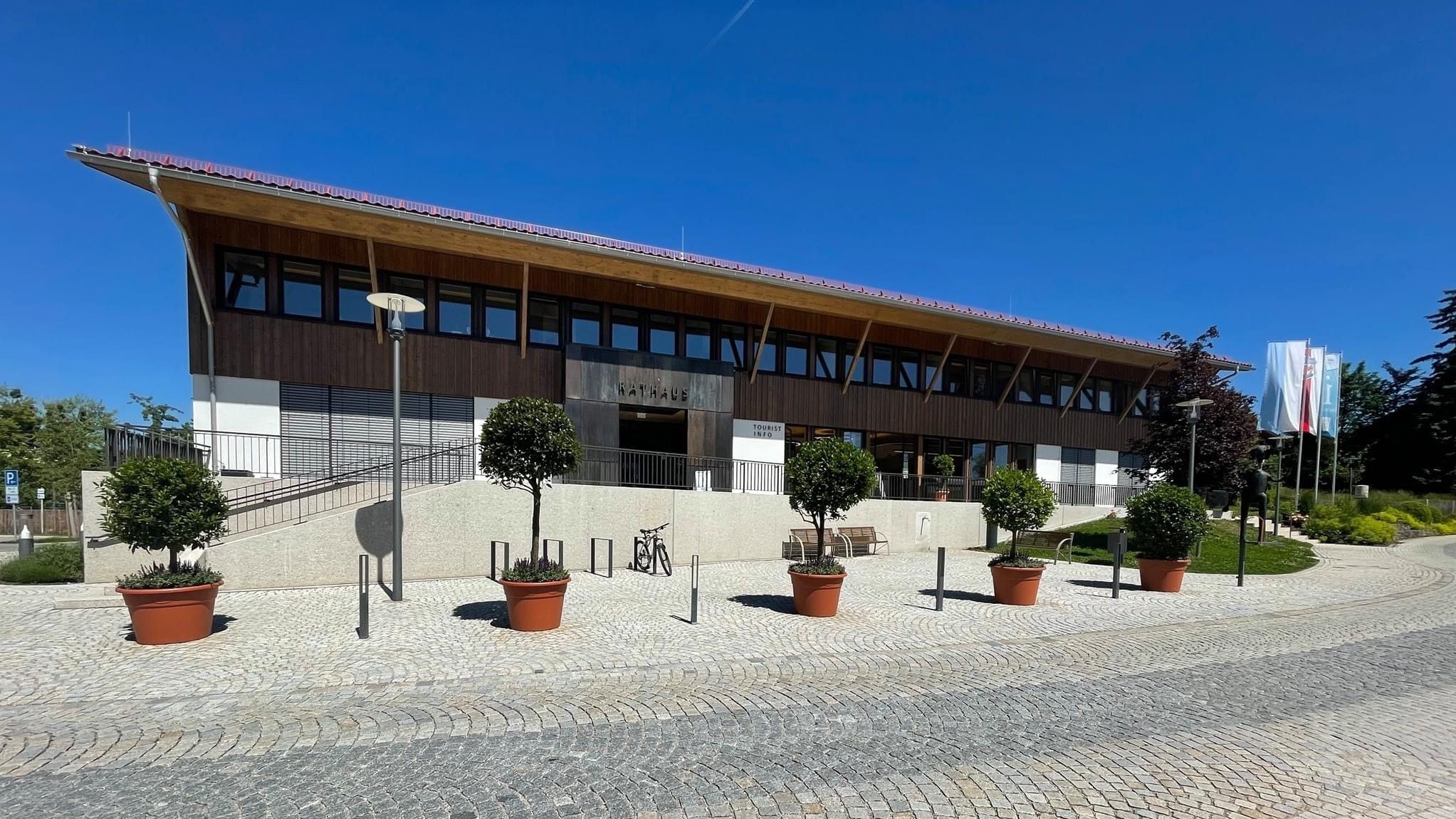Außenansicht des Rathauses in Seebruck