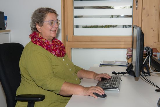 Quartiersmanagerin Ulrike Ganslmeier am Schreibtisch 