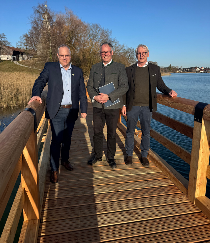 Auf dem BräuhauserSteg: Bürgermeister Martin Bartlweber, Bezirkstagspräsident Thomas Schwarzenberger, Geschäftsleiter Kloster Seeon Gerald Schölzel