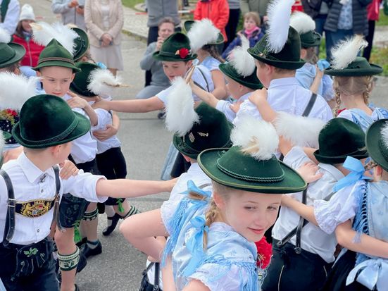 Trachtenkinder tanzen in Seebruck 